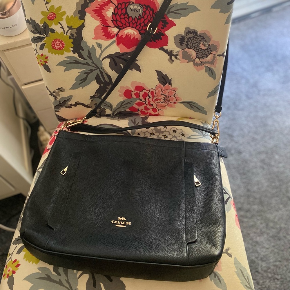 Coach Bag, has a short and long strap and can be used for a crossbody bag